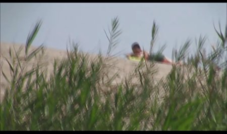 Schlankes Mädchen saugt leidenschaftlich privater sexfilm einen Schwanz