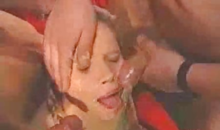 Sex echte private sexfilme mit der Brünetten Claudia Ferrari in roten Strümpfen