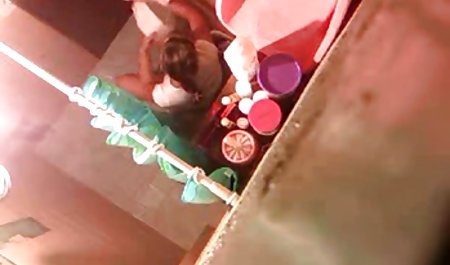 Mädchen in einem privatesexfilm Netzanzug