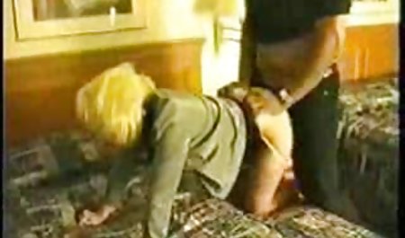 Er private sex film zog die Mädchen in der Bar aus und lud ein