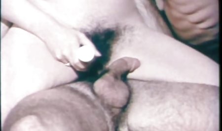 Asiatisches Mädchen gibt einem Mann im Badezimmer etwas Spaß kostenlose private amateur pornos mit ihren Löchern und Dildo