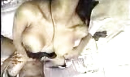 Ein Mädchen in erotischen Dessous hat Spaß mit ihrer geile private sexfilme Freundin, bis die Männer kommen
