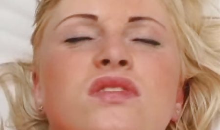 In Netzstrümpfen ganz private sexfilme auf einem Bett mit einem großen Männchen